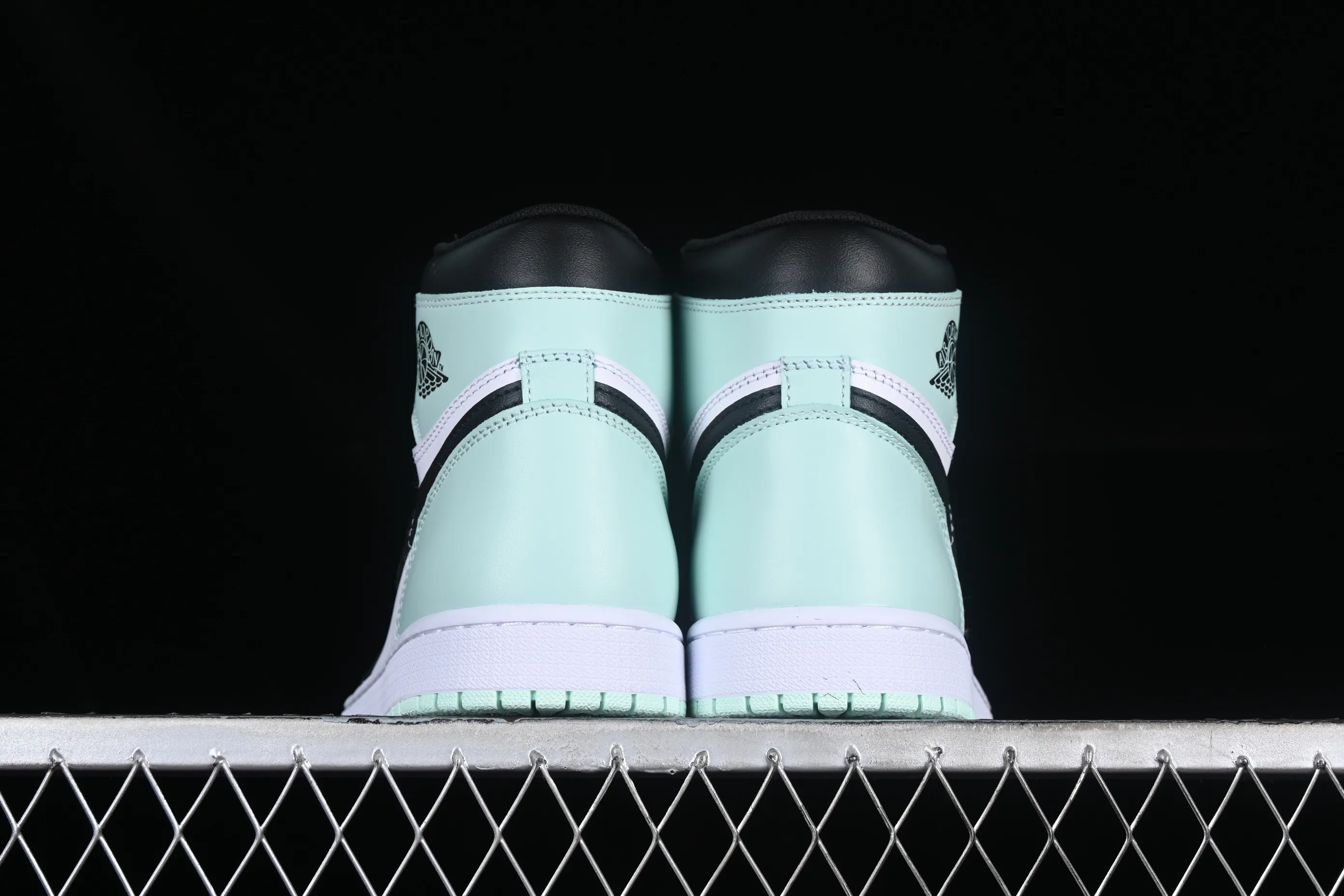 All categories Air Jordan Jordan series basketball shoes Air Jordan 1 High Air Jordan 1 Retro High OG "Lgloo" AJ1 Joe 1 mint green high-top basketball shoes 861428-100
